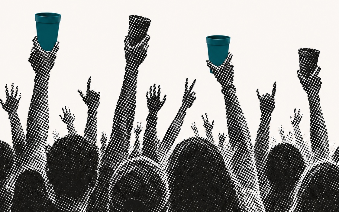 Festivalpublikum mit erhobenen Händen, zwei Mehrwegbecher werden hochgehalten